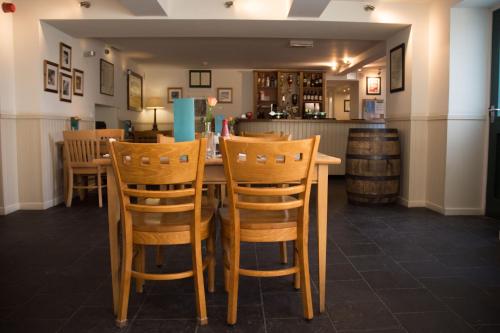 uma sala de jantar com mesa e cadeiras em Bridgend Hotel em Bridgend