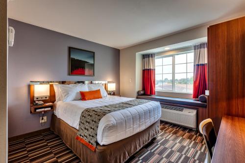 Un pat sau paturi într-o cameră la Microtel Inn & Suites by Wyndham Niagara Falls