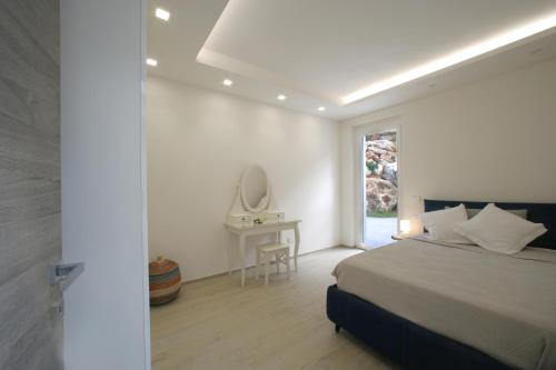 ピッツォルンゴにあるVilla Annalisaのベッドルーム1室(ベッド1台、鏡付きテーブル付)