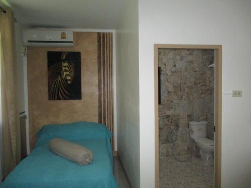 1 dormitorio con 1 cama y una foto de cebra en la pared en Similan Hotel, en Bang Tao Beach