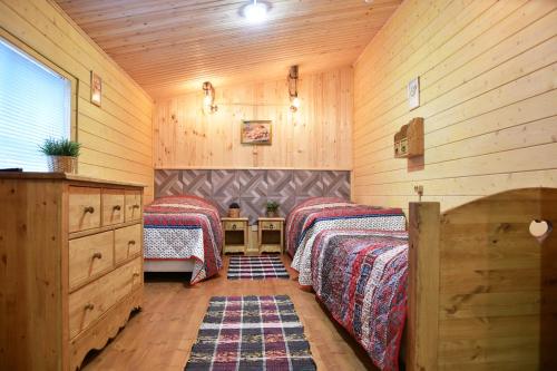 เตียงในห้องที่ Hotel Katyusha
