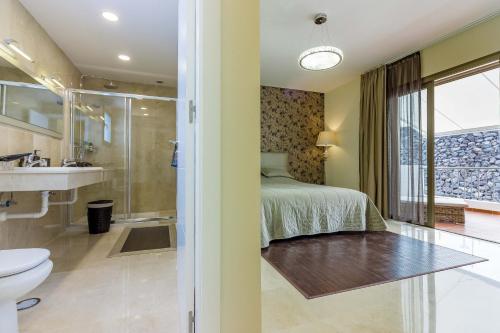 アデへにあるMagnolia Duplexのバスルーム(ベッド1台、シャワー、シンク付)