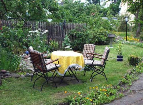 オストゼーバート・ゼリンにあるFerienwohnung Christineのテーブル(椅子2脚付)と黄色いテーブルクロス