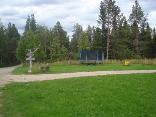 a dirt road with a basketball hoop in a field at Hakamajat Cottages in Syöte