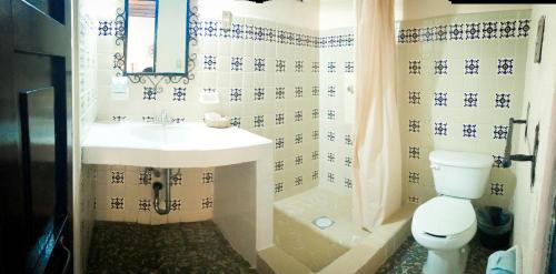 Ett badrum på Hotel Villa de Flores