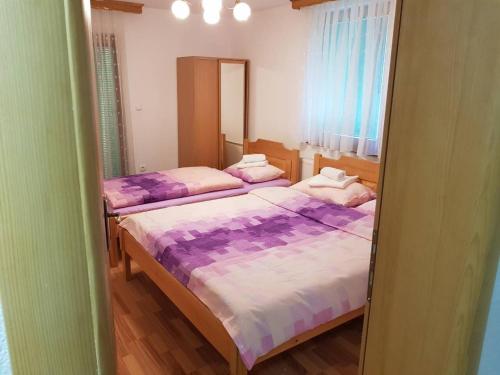 Dos camas en una habitación con espejo. en Villa Tiha noc, en Vlašić