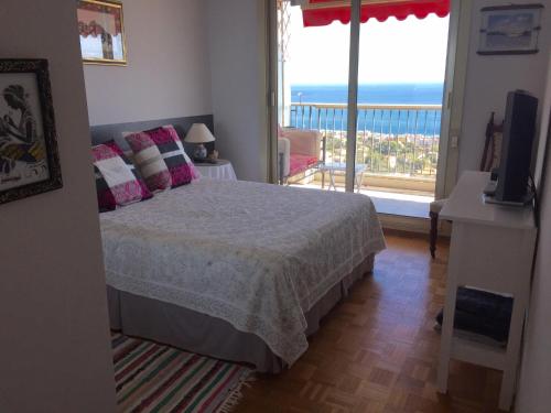 une chambre avec un lit avec vue sur l'océan dans l'établissement Constellations de Fabron, à Nice