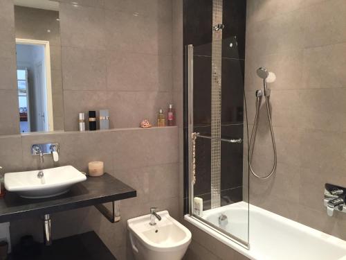 une salle de bain avec une douche, un lavabo et des toilettes dans l'établissement Constellations de Fabron, à Nice