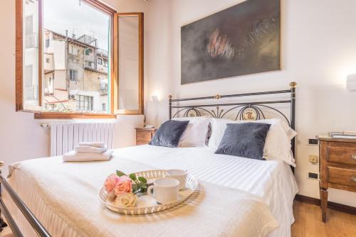 フィレンツェにあるGiuliettaのベッドルーム1室(花のトレイ付)