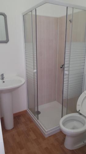 ein Bad mit einer Dusche, einem WC und einem Waschbecken in der Unterkunft Quinta do Valão in Marinha Grande