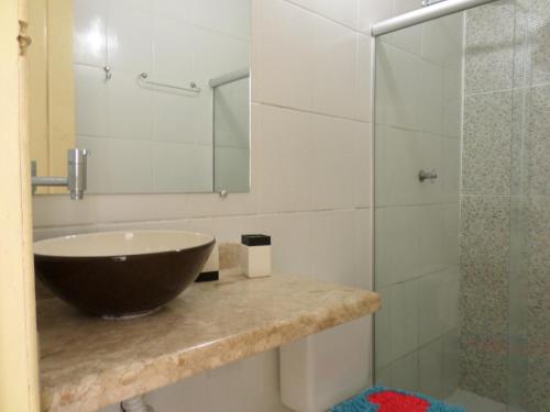 a bathroom with a bowl sink and a shower at Casa para temporada in Prado