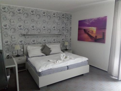 1 dormitorio con cama, escritorio y cama sidx sidx sidx sidx en Penzion KASPEC, en Uničov
