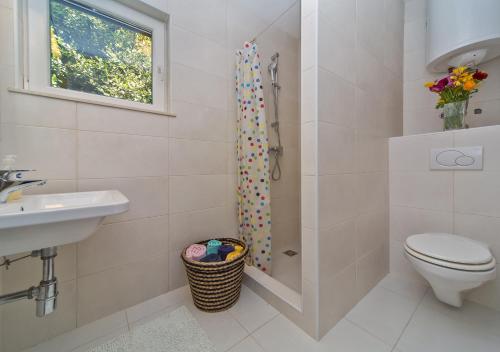 een badkamer met een douche, een toilet en een wastafel bij I Sassi Bianchi - East Villa in Cavtat