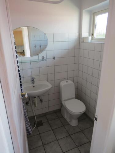 uma casa de banho com um WC e um lavatório em Motel Garni Blåvand em Blåvand