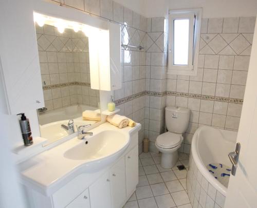 カト・ダラトソにあるVilla-Jasminのバスルーム(シンク、バスタブ、トイレ付)