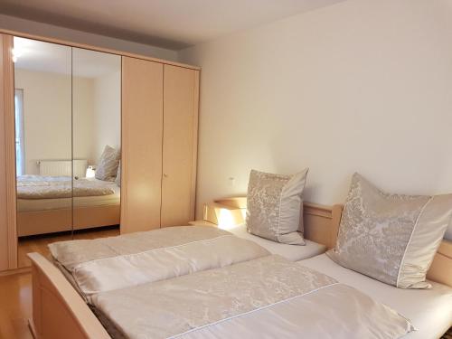 バート・キッシンゲンにあるFerienwohnung Maria - Bad Kissingenのベッドルーム1室(ベッド2台、鏡付)