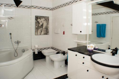 レーヴィコ・テルメにあるIrisの白いバスルーム(洗面台、トイレ付)