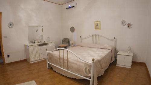 レポラーノにあるVilla Adaのベッドルーム1室(ベッド1台、ドレッサー、鏡付)