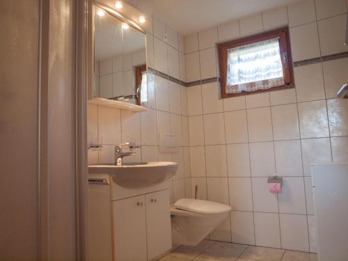 RosswaldにあるChalet Fridiのバスルーム(洗面台、トイレ付)、窓が備わります。