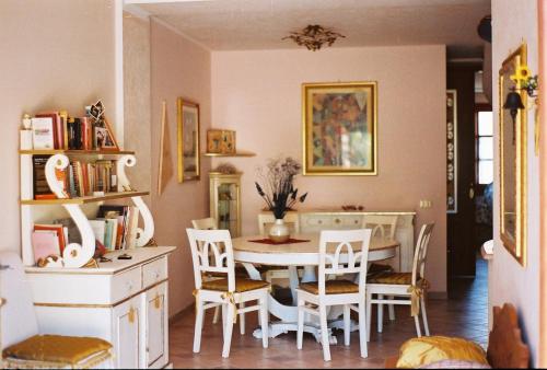 a dining room with a table and chairs at B&B Porto Romano in Olbia