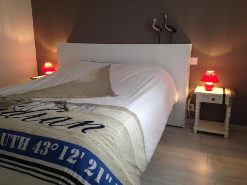 エルドゥヴァンにあるLe clos du boisのベッドルーム1室(大型ベッド1台、白い掛け布団付)