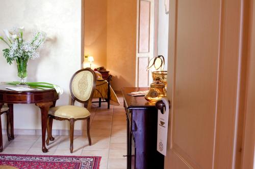 a hallway with a table and a chair and a table at Hotel Villa Torre Antica in Atena Lucana
