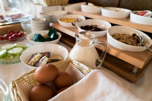 a table with eggs and other food on a table at Pension zum Meridianstein in Gmünd