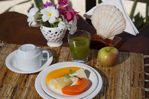 ein Tisch mit einer Schüssel Suppe und einem Glas Saft in der Unterkunft Pousada Ecohar Yoga in Maragogi