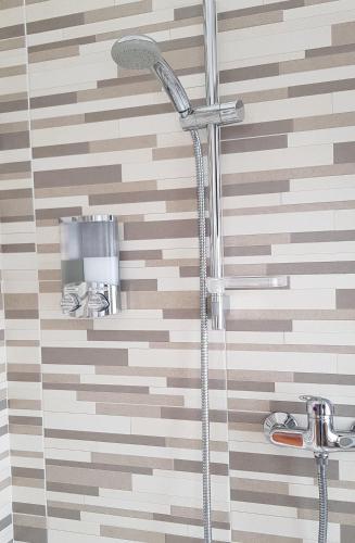 a shower with a shower head in a bathroom at Home Sweet Home in Scerne