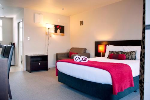 En eller flere senger på et rom på Dunedin Palms Motel