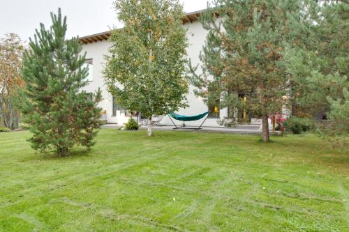 a hammock in the yard of a house at Sun Villa in Imatra