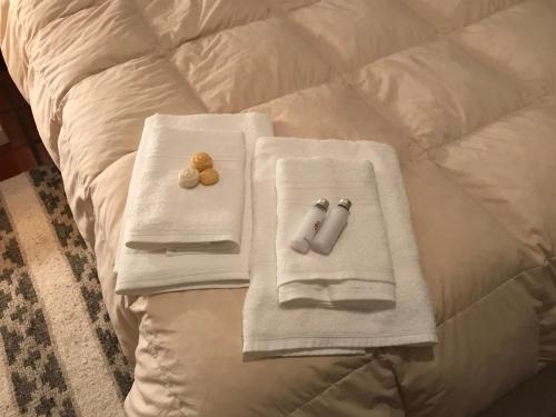two towels and two donuts on a bed at La Mansa Riverside in Esquina