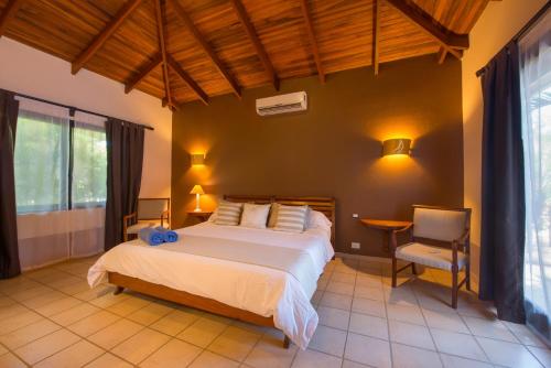 A bed or beds in a room at Tamarindo Dreams Villas with private pool