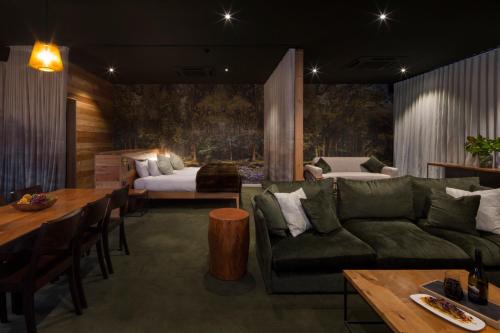 salon z kanapą i łóżkiem w obiekcie The Cinema Suites w mieście Te Anau