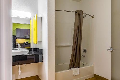新布朗費爾斯的住宿－Studio 6 New Braunfels, Tx，一间带水槽和淋浴的浴室