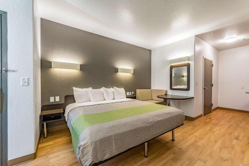 Katil atau katil-katil dalam bilik di Studio 6 New Braunfels, Tx