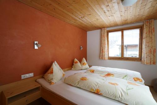 Postel nebo postele na pokoji v ubytování Mein Elternhaus Gästehaus Waltraud Fink