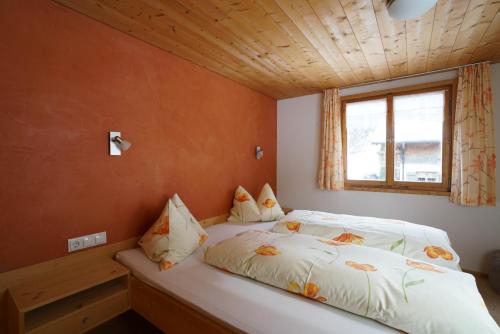 Säng eller sängar i ett rum på Mein Elternhaus Gästehaus Waltraud Fink