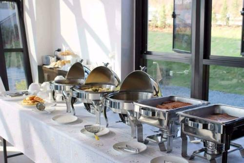 una linea di cibo a buffet su un tavolo di Phurapee Pakchong a Ban Lam Thong Lang