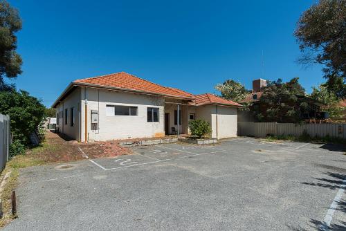 an empty parking lot in front of a house at Victoria Park Lodge in Perth