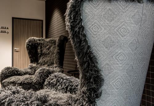 two furry chairs sitting next to each other at L'Imprimerie Hôtel in Clichy