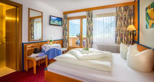 Postel nebo postele na pokoji v ubytování Landhaus Tipotsch