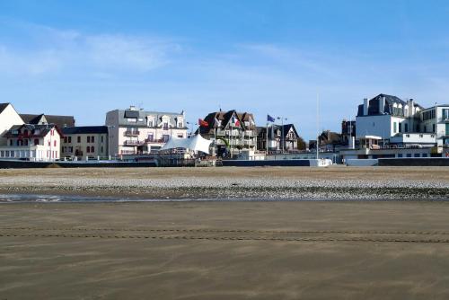 un groupe de bâtiments sur la rive d'une plage dans l'établissement Plazza front de Mer, à Villers-sur-Mer
