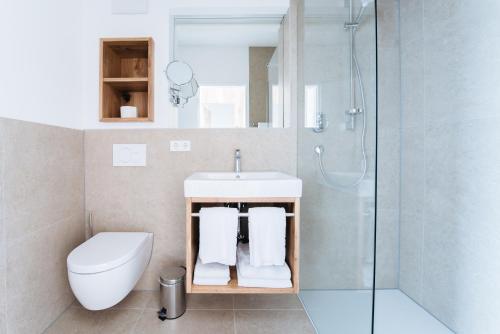 a bathroom with a toilet and a sink and a shower at Felsen8 in Heidenheim an der Brenz