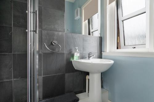 Ett badrum på M9 Falkirk Apartment