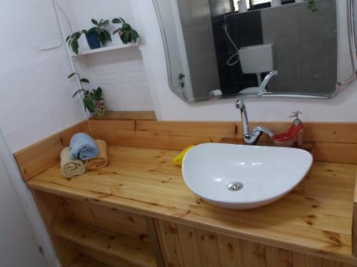 ein Bad mit einem Waschbecken und einem Spiegel in der Unterkunft Zipi Orhan in Akkon