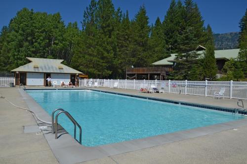 a large swimming pool in a resort at Leavenworth Camping Resort Tiny House Rudolf in Leavenworth