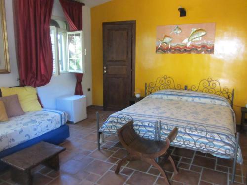 1 dormitorio con 1 cama, 1 silla y 1 sofá en Sole e Sale B&B, en San Cataldo