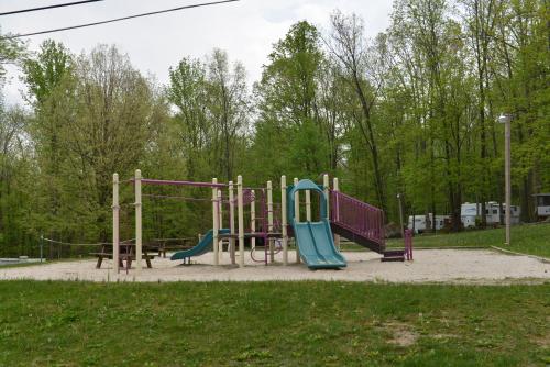 um parque infantil com escorrega num parque em Sun Valley Campground Cottage 6 em Maple Grove Park