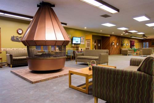 a lobby with a fireplace in a waiting room at Leavenworth Camping Resort Tiny House Otto in Leavenworth